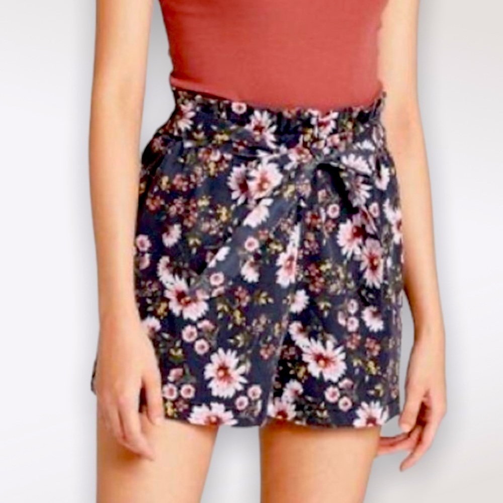 Wild Fable Junior’s Navy and Pink Floral Paperbag Flare Shorts Size Medium